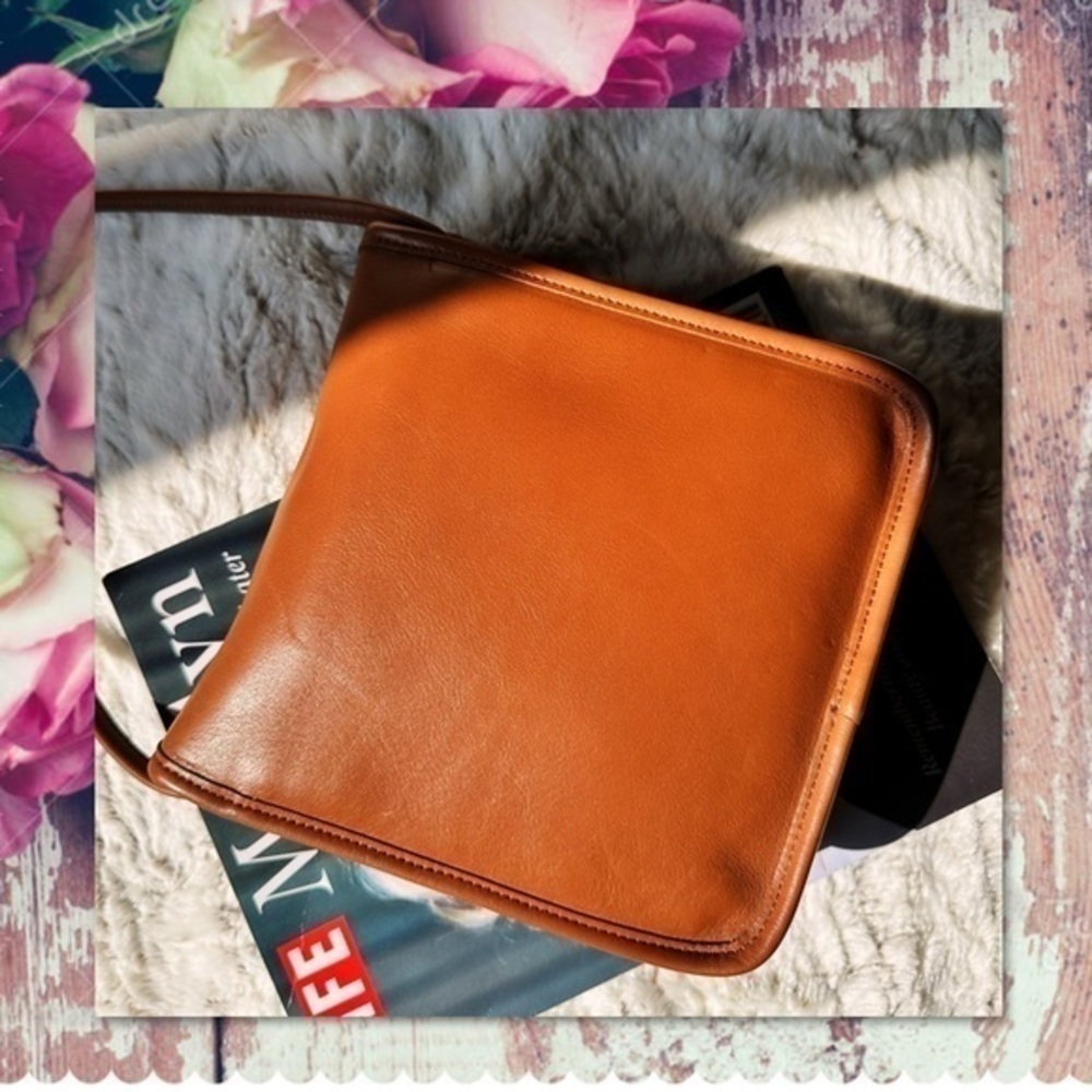 VINTAGE COACH BRITISH TAN COMPACT POUCH CROSSBODY BAG 
Style # 9620 - Picture 6 of 17